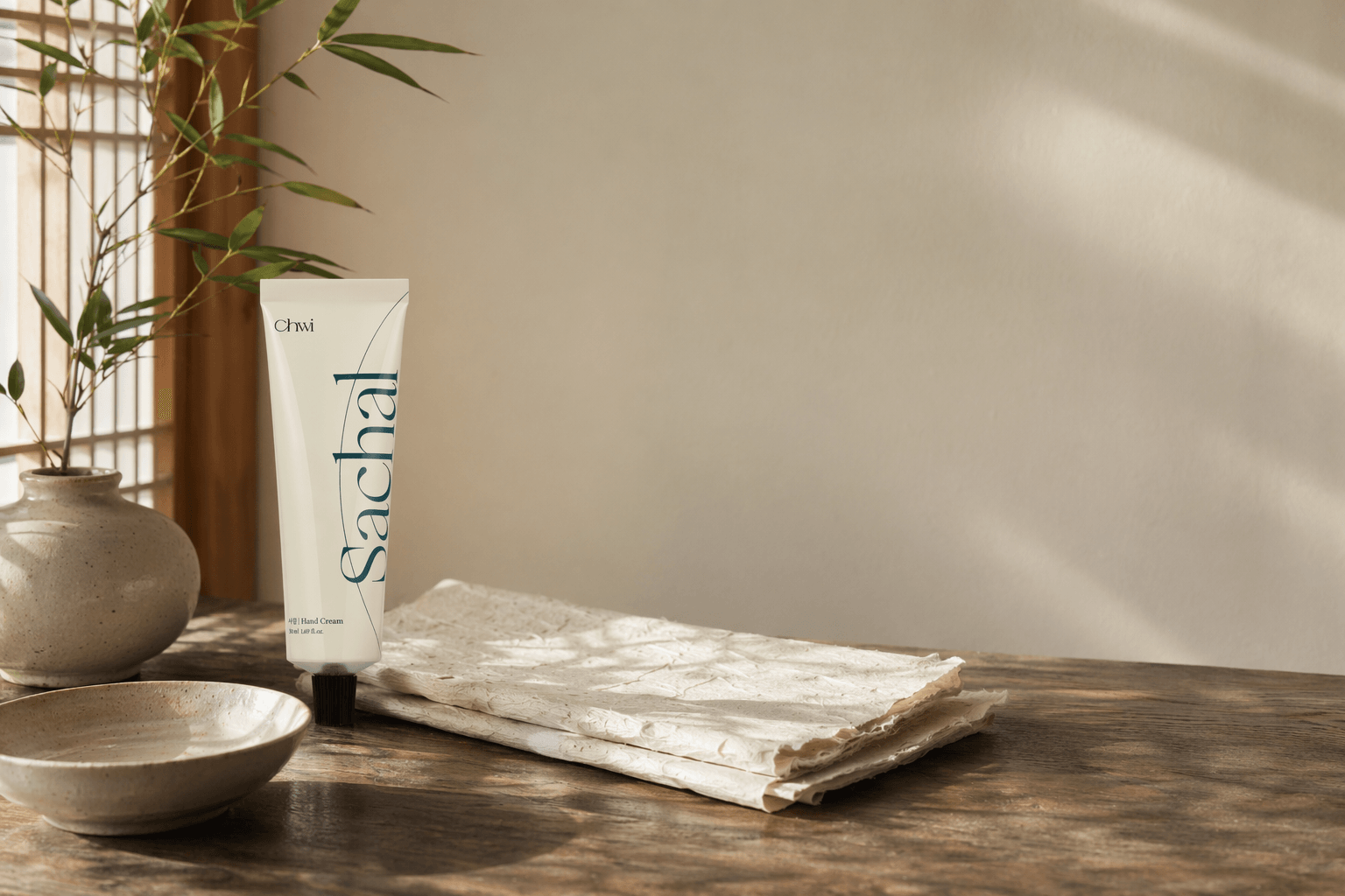 Crafted from Korean mugwort, bamboo, and hanji into scents that rest softly.